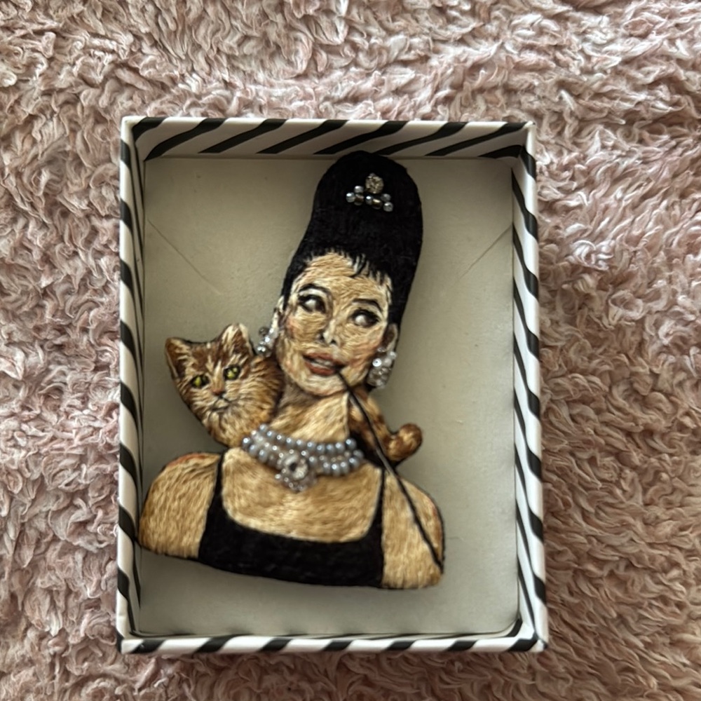 Elegant Brooch with Cat Design